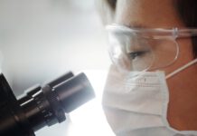 AstraZeneca – je bezpečná a účinná? Jaké jsou vedlejší účinky i účinnost